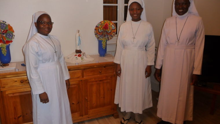 Trois religieuses en résidence à Grésy