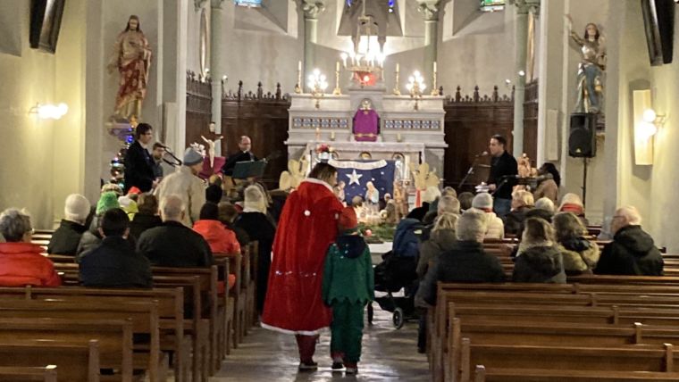 Groupe de Louanges de la paroisse au marché de Noël de Saint-Innocent