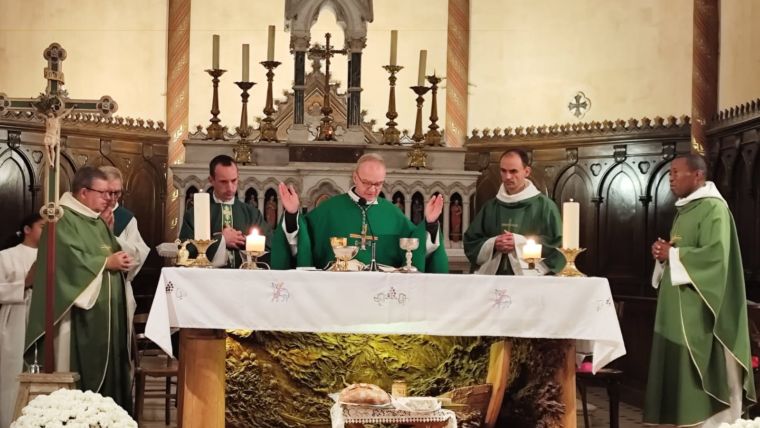 Albens  Installation du Père Vincent Coutin comme curé  du Doyenné d’Aix-les Bains